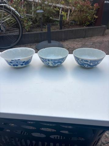 3 Blauw-wit schaaltjes beschikbaar voor biedingen