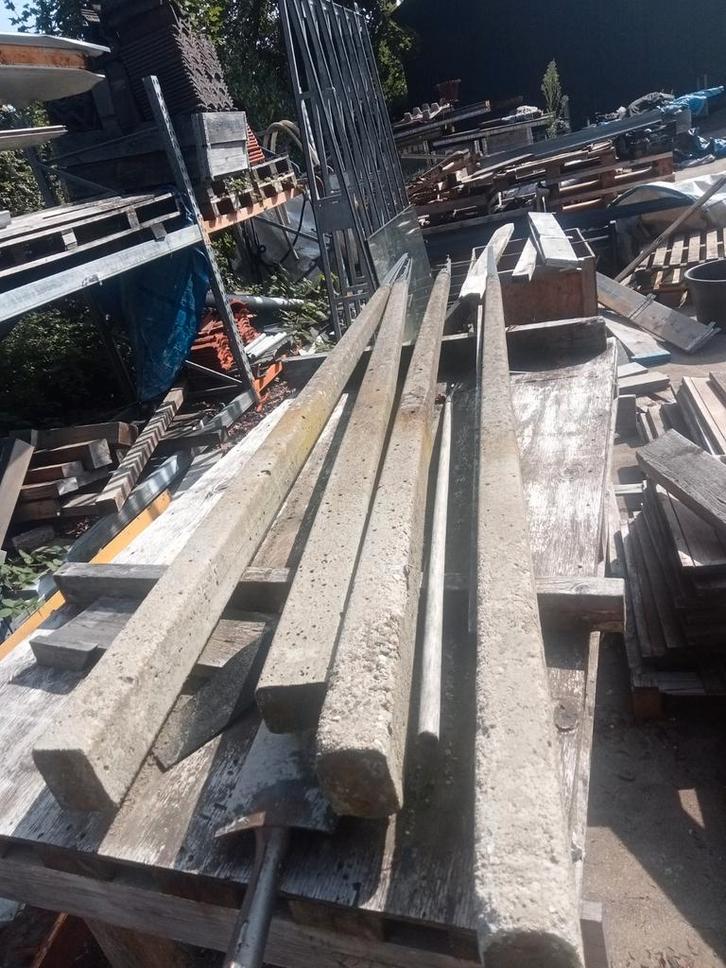 Betonpalen met kop voor prikkeldraad - 4 stuks, Doe-het-zelf en Verbouw, Overige Doe-het-zelf en Verbouw, Gebruikt, Ophalen