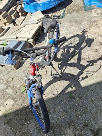 jongens fiets beschikbaar voor biedingen