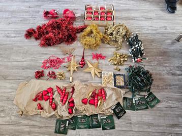 Kerst spullen. Ballen, slingers en lampjes. Rood en goud beschikbaar voor biedingen