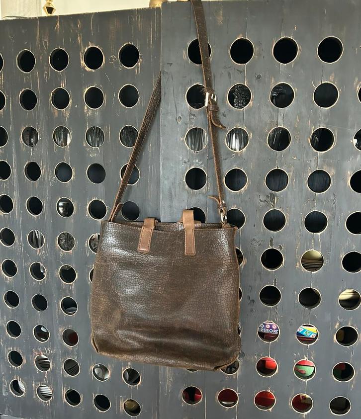 Mooie shabbies tas in de trendkleur bruin, Sieraden, Tassen en Uiterlijk, Tassen | Damestassen, Zo goed als nieuw, Handtas, Bruin
