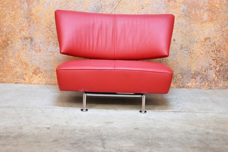 ZGANieuw rode leren Leolux Akka design bank / chaise longue, Huis en Inrichting, Banken | Sofa's en Chaises Longues, Zo goed als nieuw