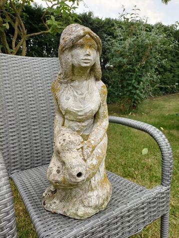 Beeld vrouw met kruik ca 50 cm beschikbaar voor biedingen