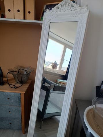 Staande spiegel beschikbaar voor biedingen