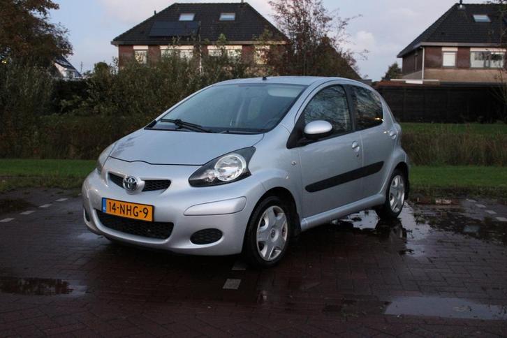 Toyota Aygo 5DRS 2010 nieuwe apk, Auto's, Toyota, Bedrijf, Aygo, Benzine, A, Hatchback, Handgeschakeld, Origineel Nederlands, Zilver of Grijs