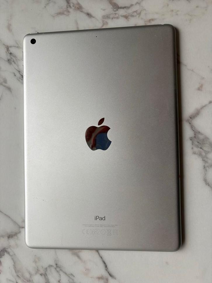 iPad 5e Generatie - Scherm Gebarsten, Computers en Software, Apple iPads, Gebruikt, Apple iPad, Wi-Fi, 10 inch, 32 GB, Zilver