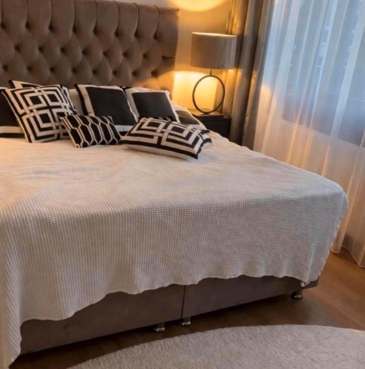 Bed zonder matras gratis zie beschrijving, Huis en Inrichting, Slaapkamer | Boxsprings, Zo goed als nieuw, 180 cm, Tweepersoons