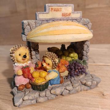 Keramische beeldje egels in fruit shop beschikbaar voor biedingen