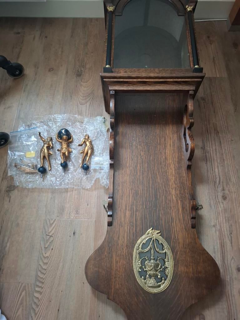 Behuizing Friese staartklok met koperen beelden, Ophalen