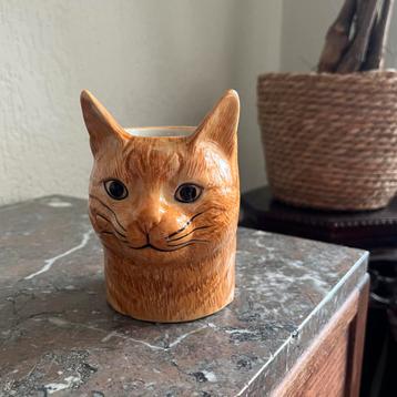 Quail Ceramics Vincent kat pennenpot beschikbaar voor biedingen