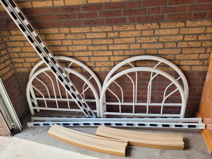 Wit 1 persoons ledikant / bed (2x)met lattenbodem  Metaal, Huis en Inrichting, Slaapkamer | Bedden, Gebruikt, Eenpersoons, 90 cm
