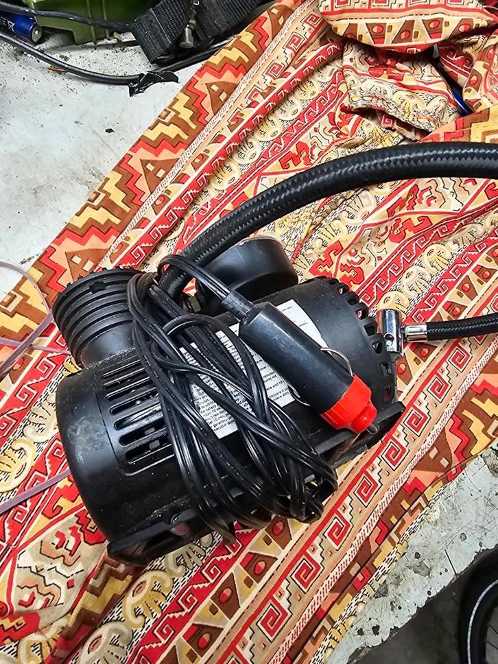 12V Luchtcompressor - Ideaal voor Onderweg!, Auto diversen, Auto-accessoires, Ophalen of Verzenden