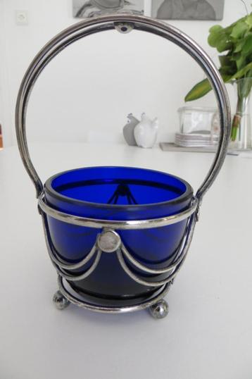 Blauw glazen schaaltje in zilverkleurige houder. beschikbaar voor biedingen