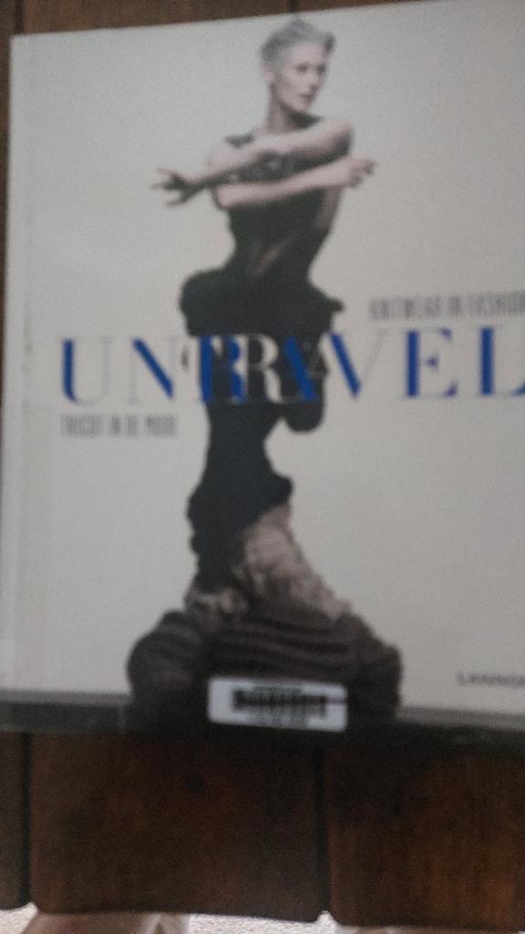 KNITWEAR IN FASHION- unravel- TRICOT IN DE MODE, Boeken, Hobby en Vrije tijd, Gelezen, Breien en Haken, Ophalen of Verzenden