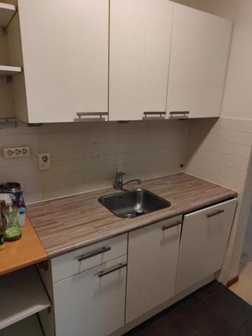 Keuken blok met vaatwasser en waterkraan beschikbaar voor biedingen