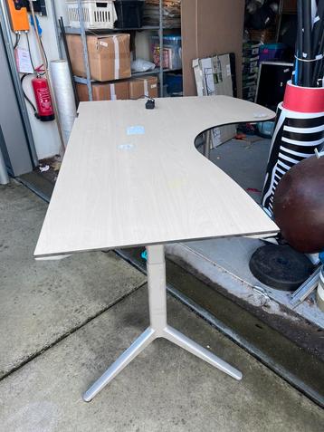 Goed werkend elektrisch bureau beschikbaar voor biedingen