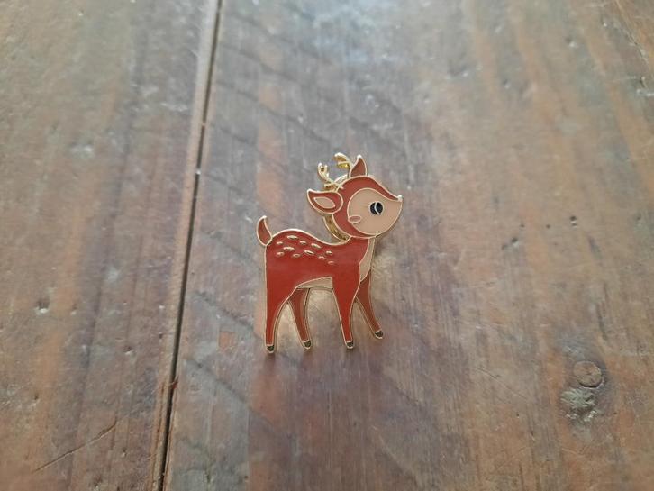 1 mooie pin van een hertje te koop, Verzamelen, Speldjes, Pins en Buttons, Nieuw, Speldje of Pin, Dier of Natuur, Ophalen of Verzenden