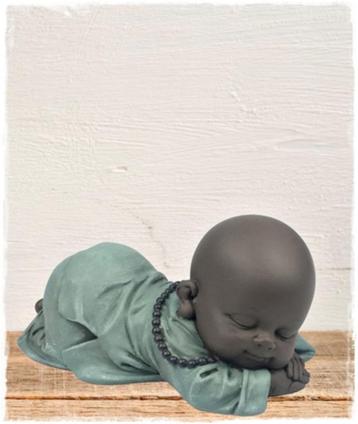Tedere Baby boeddha , groen kleedje 11,5 x 6 x 7,5 cm.  beschikbaar voor biedingen