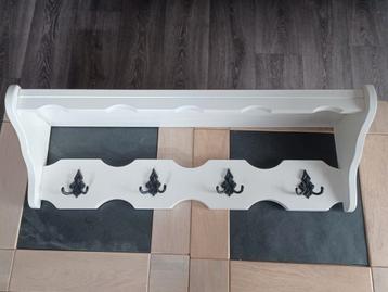 Houten kapstok beschikbaar voor biedingen