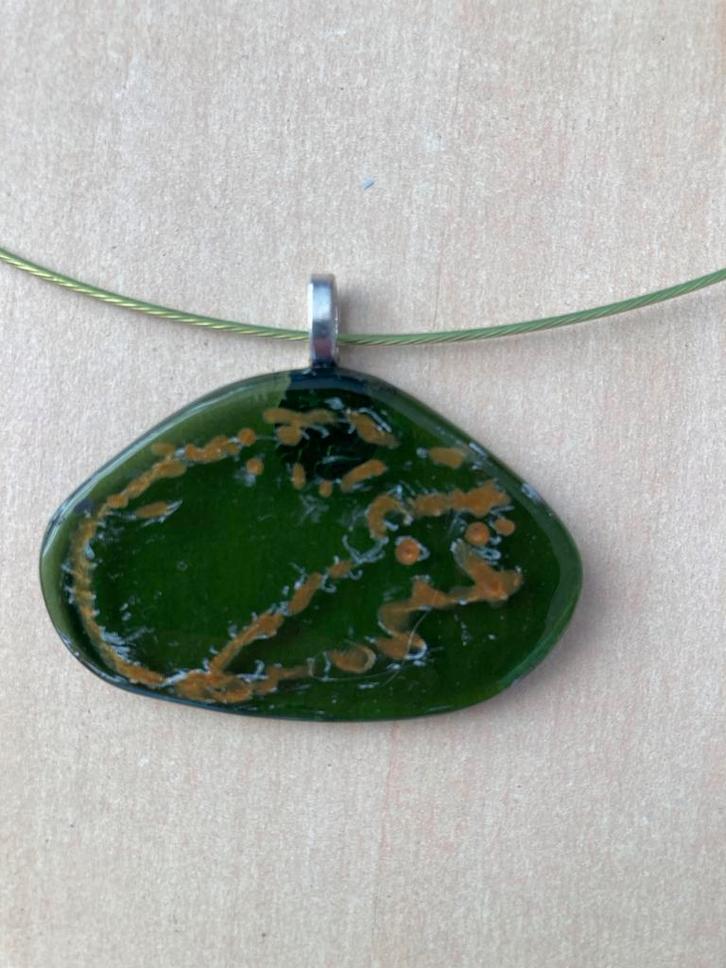 Groene Glazen Hanger met afbeelding egel en Spang, Sieraden, Tassen en Uiterlijk, Kettingen, Zo goed als nieuw, Overige materialen