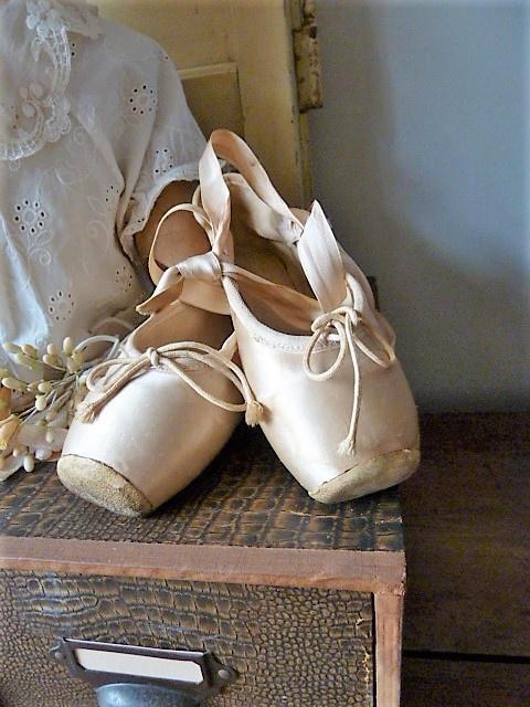 Spitzen / balletschoentjes met linten, Antiek en Kunst, Antiek | Kleding en Accessoires, Dames, Ophalen of Verzenden