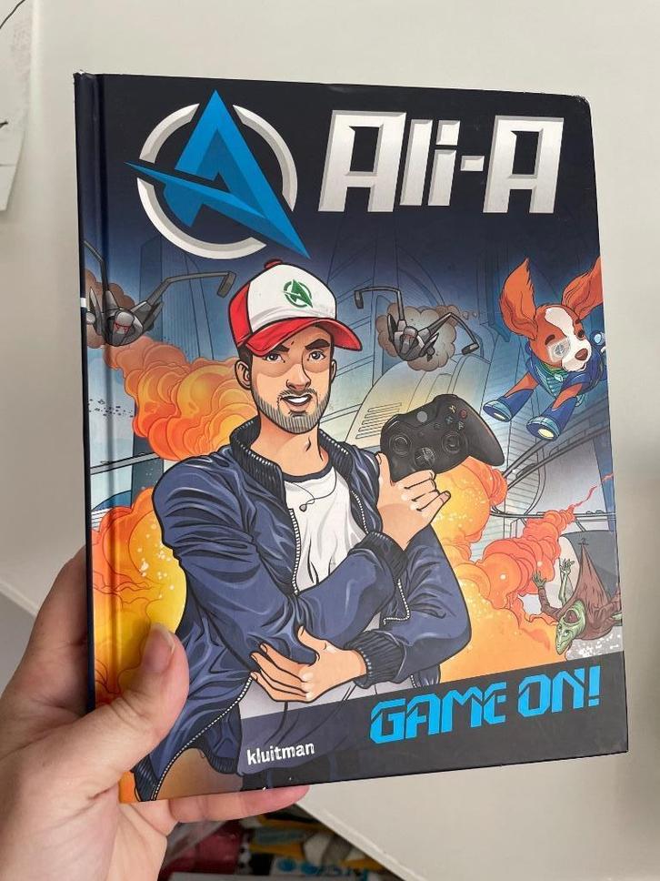 Ali-A Game on!, Boeken, Kinderboeken | Jeugd | onder 10 jaar, Zo goed als nieuw, Fictie algemeen, Ophalen of Verzenden