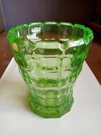 Vaas uraniumglas, Antiek en Kunst, Antiek | Glas en Kristal, Ophalen of Verzenden