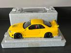 Nissan Skyline GT-R (R34) geel 1:18 Motorhelix, Hobby en Vrije tijd, Modelauto's | 1:18, Ophalen of Verzenden, Nieuw, Auto, Overige merken