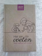 Joyce de Jongh - Hier aan zijn voeten, Ophalen of Verzenden, Nieuw, Joyce de Jongh; Daniëlle Koudijs; Wilma Poolen; Leonie de Bee...