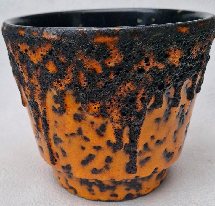 Super FATLAVA WGP bloempot met grillig oranje  lavaglazuur, Antiek en Kunst, Antiek | Vazen, Ophalen of Verzenden
