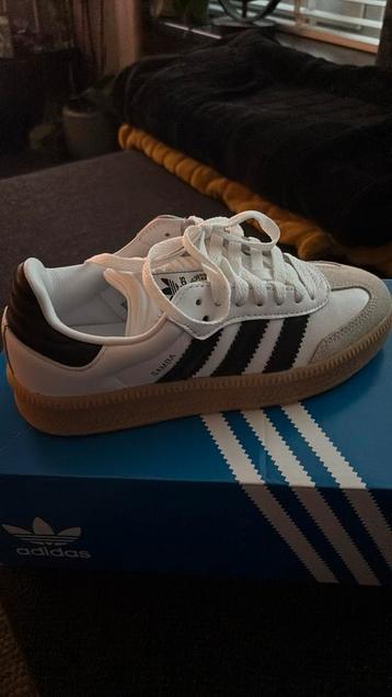 Nieuwe Adidas Samba XLG maat 36 2/3 wit met zwarte strepen beschikbaar voor biedingen
