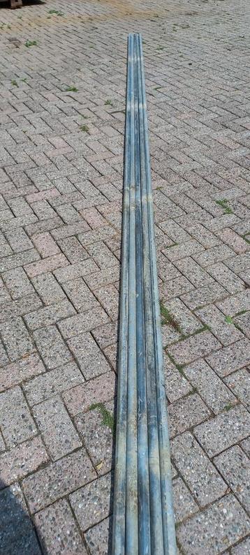 Metalen buizen 6m beschikbaar voor biedingen