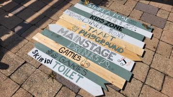 Festival bordjes. beschikbaar voor biedingen