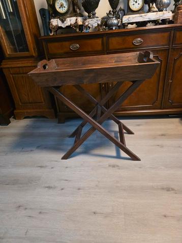 Wintage hardhouten dienbladtafel met inklapbaar onderstel beschikbaar voor biedingen
