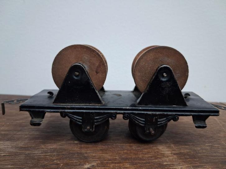 Vintage Speelgoed  blikken Treinwagon  met Houten Rollen, Antiek en Kunst, Antiek | Speelgoed, Ophalen of Verzenden