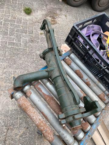 Antieke waterpomp beschikbaar voor biedingen