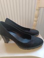 Te koop aangeboden zwart suède pumps, Ophalen, Pumps, Zwart, Onbekend