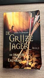 John Flanagan -De Grijze Jager -De dragers van het Eikenblad, Boeken, Ophalen, Zo goed als nieuw, John Flanagan