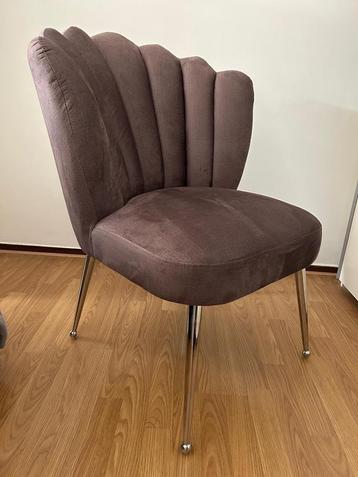 2 Nieuwe Bruine Schelpstoelen beschikbaar voor biedingen