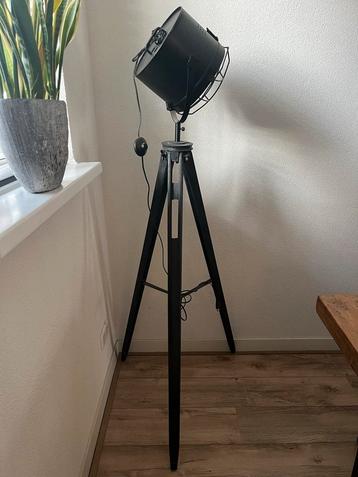 Industriële vloerlamp in nette staat beschikbaar voor biedingen