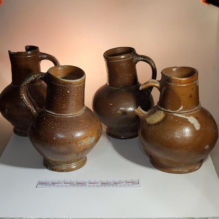 16e eeuwse Raerense steengoed kruiken - set van 4, Antiek en Kunst, Antiek | Keramiek en Aardewerk, Ophalen of Verzenden