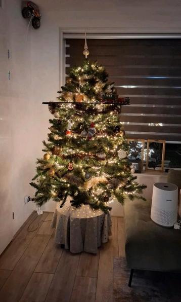 Mooie kunstkerstboom +- 1.80 m inclusief accessoires. beschikbaar voor biedingen