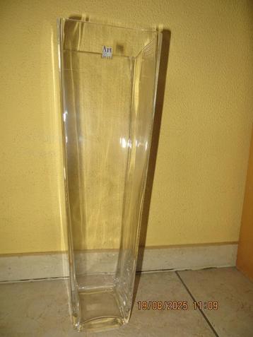 Hoge glazen vaas beschikbaar voor biedingen