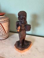 Houten beeld Afrikaanse man met vis en mand, Ophalen of Verzenden