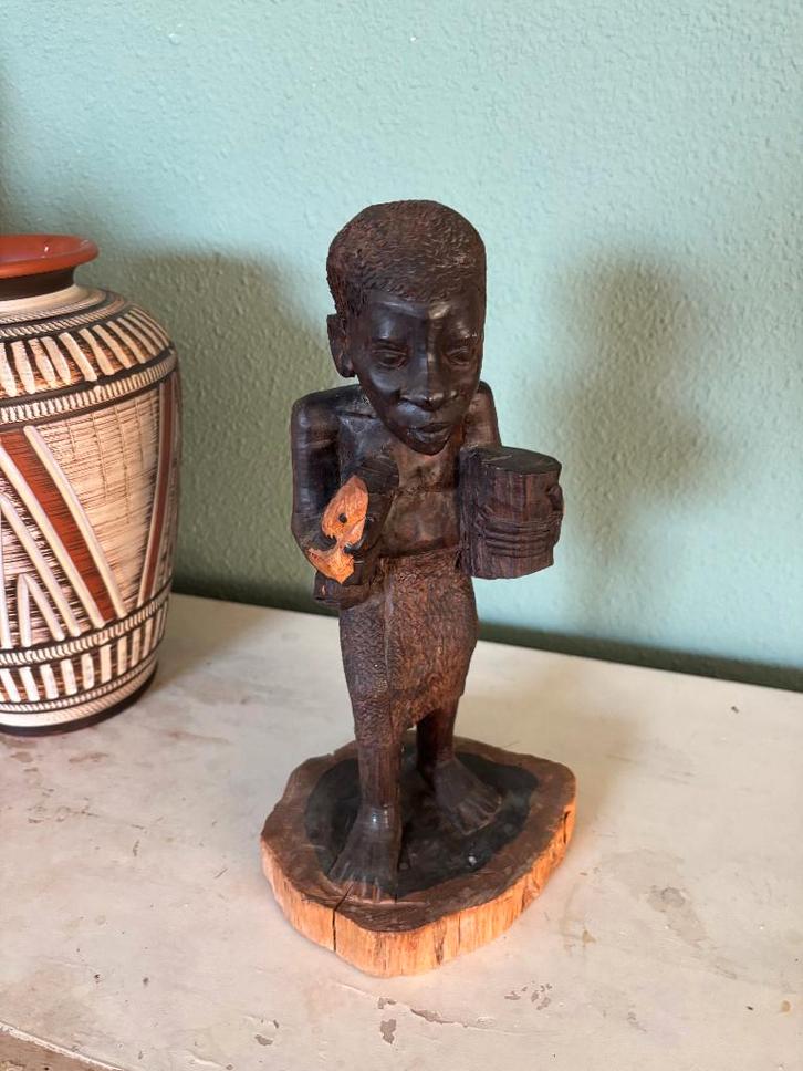 Houten beeld Afrikaanse man met vis en mand, Antiek en Kunst, Kunst | Beelden en Houtsnijwerken, Ophalen of Verzenden