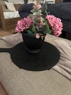 Kunstbloemen in vaas op zwart dienblad, Overige soorten, In pot, Minder dan 100 cm, Bloeiende kamerplant