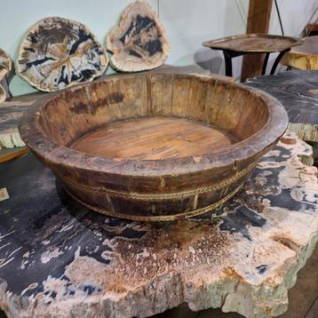 Houten schalen beschikbaar voor biedingen