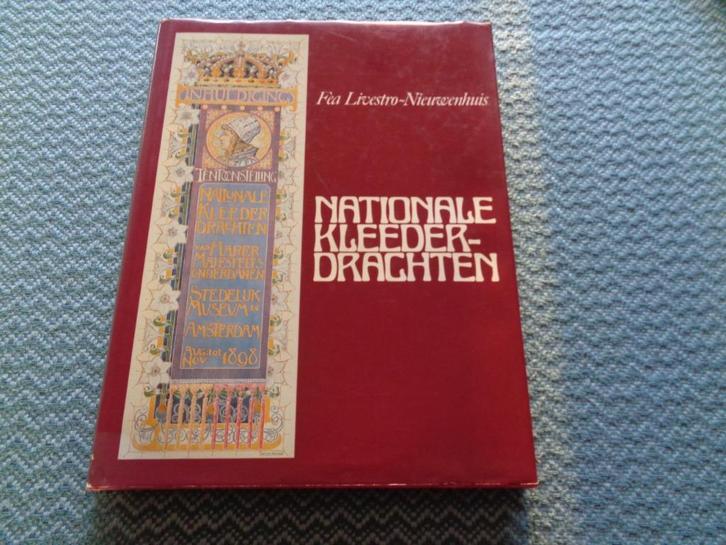 Nationale Kleederdrachten - Fea Livestro-Nieuwenhuis, Boeken, Geschiedenis | Vaderland, Nieuw, Ophalen of Verzenden