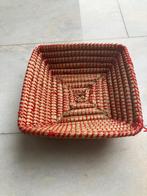 Rieten vierkante mandje met rood accent, Huis en Inrichting, Woonaccessoires | Schalen en Manden, Mand, Vierkant, Ophalen of Verzenden