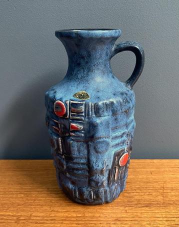 70 jaren Ü-Keramik vaas met oor blauw met rood reliëf decor beschikbaar voor biedingen